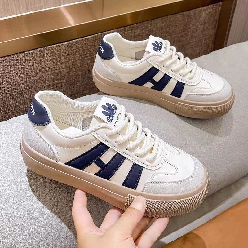 Zapatillas blancas de suela gruesa para mujer, nuevo modelo otoño 2025, zapatillas retro casuales transpirables y versátiles, calzado deportivo de exportación para estudiantes.