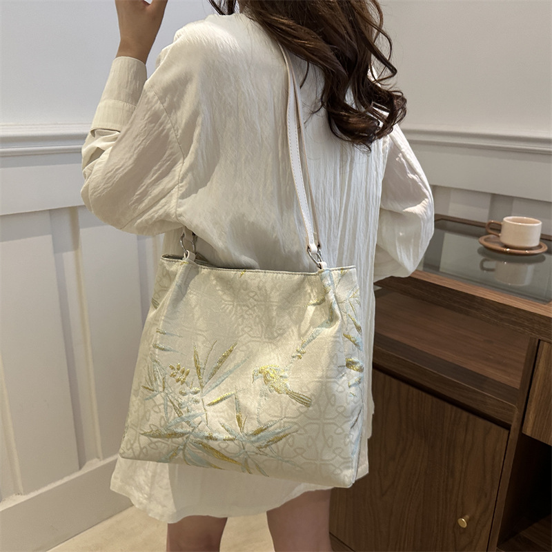 Nueva bolsa de gran capacidad de estilo chino para mujeres 2024 nueva moda bordada bolsa de hombro para trabajar bolsa de viaje moda