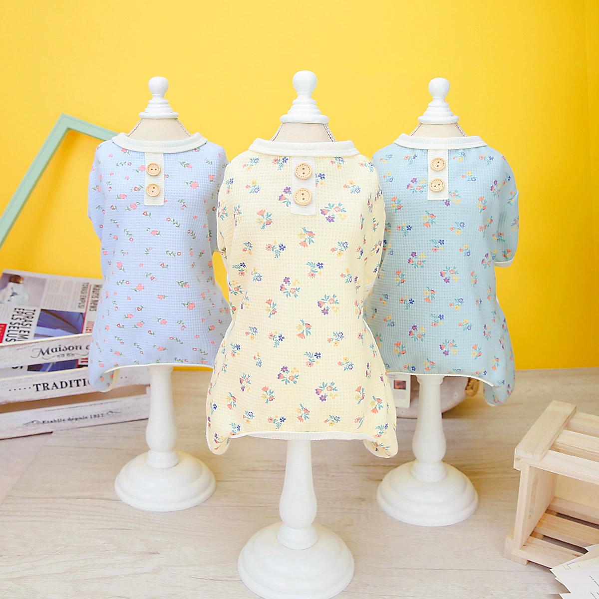 Одежда для собак для домашних животных Домашняя одежда с четвероногими ногами Одежда для домашних собак Весна и лето 23 Домашняя одежда с вафельным цветочным принтом