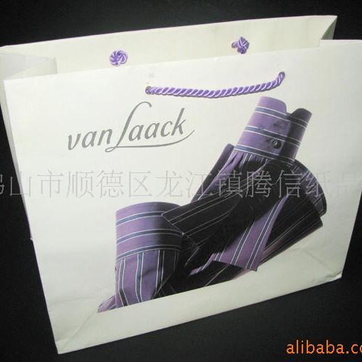 供应名牌服装纸袋,专柜服装礼品袋 厂家直销 量大优惠