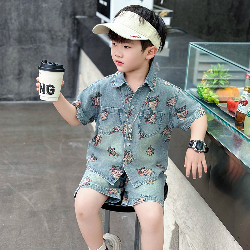 7426 Traje de camisa de mezclilla para niños 2025 Nuevo verano Super guapo Nezha Ropa para niños Estilo occidental Manga corta coreana