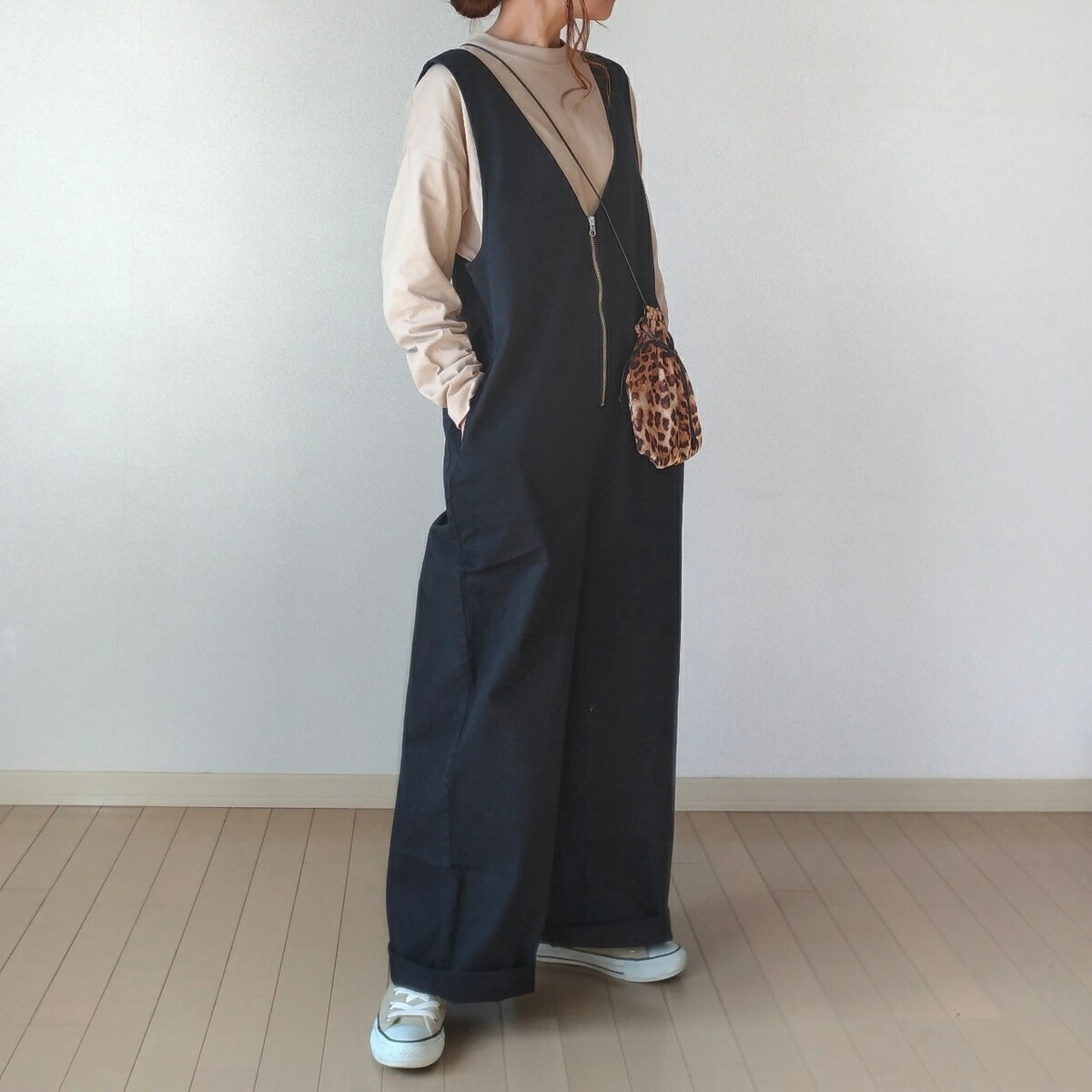 En stock 3 colores estilo japonés 2023 verano nuevo color sólido cremallera correa de una pieza ancha pantalones de pierna delgada drapeado mono