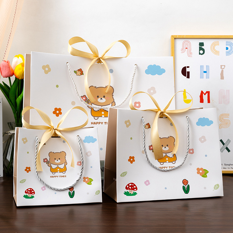 可爱小熊礼品袋儿童节手提袋幼儿园活动纸袋生日礼物包装袋配丝带