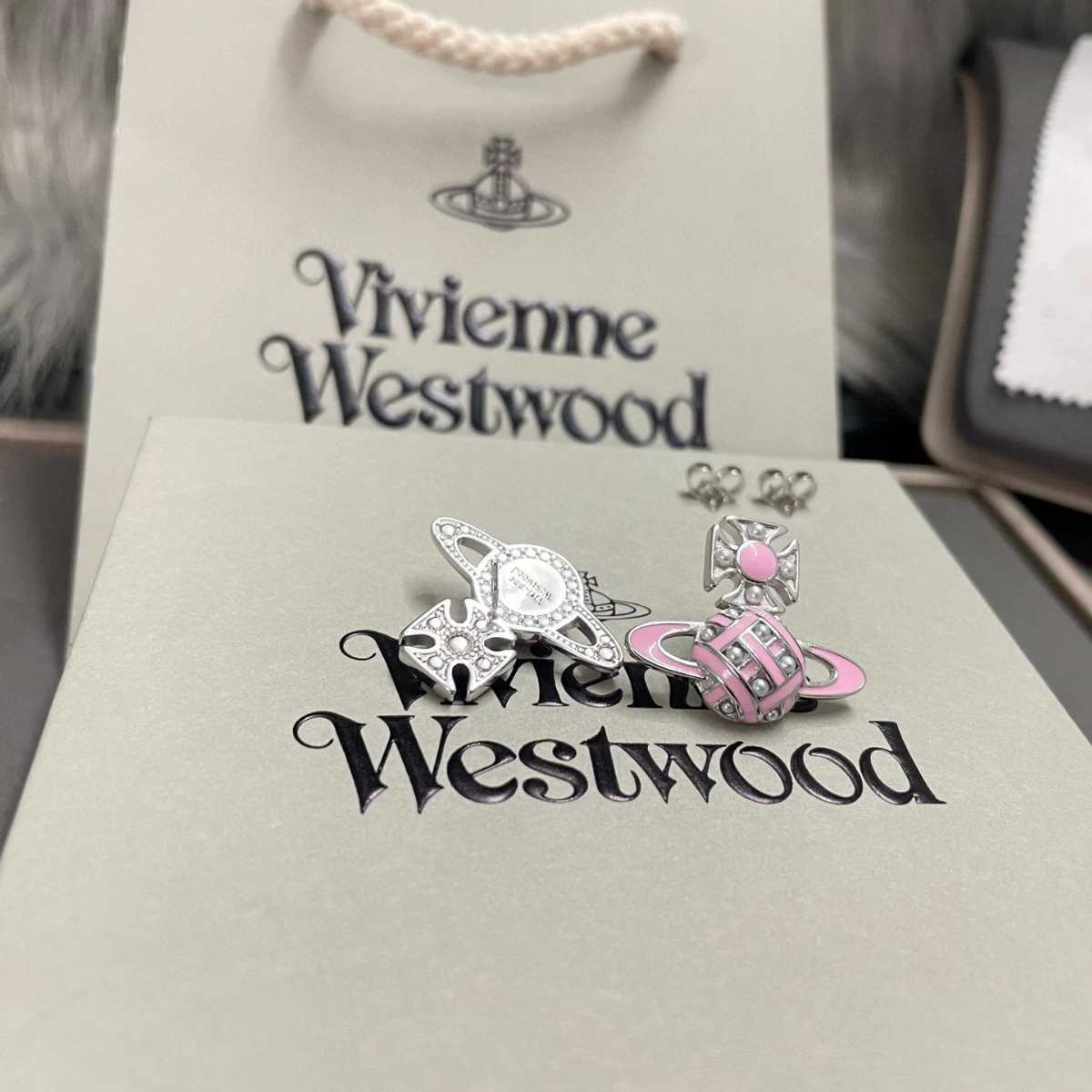 Весна и лето новые серьги Vivienne Westwood CASSIE эмалевые плоские Saturn жемчужные