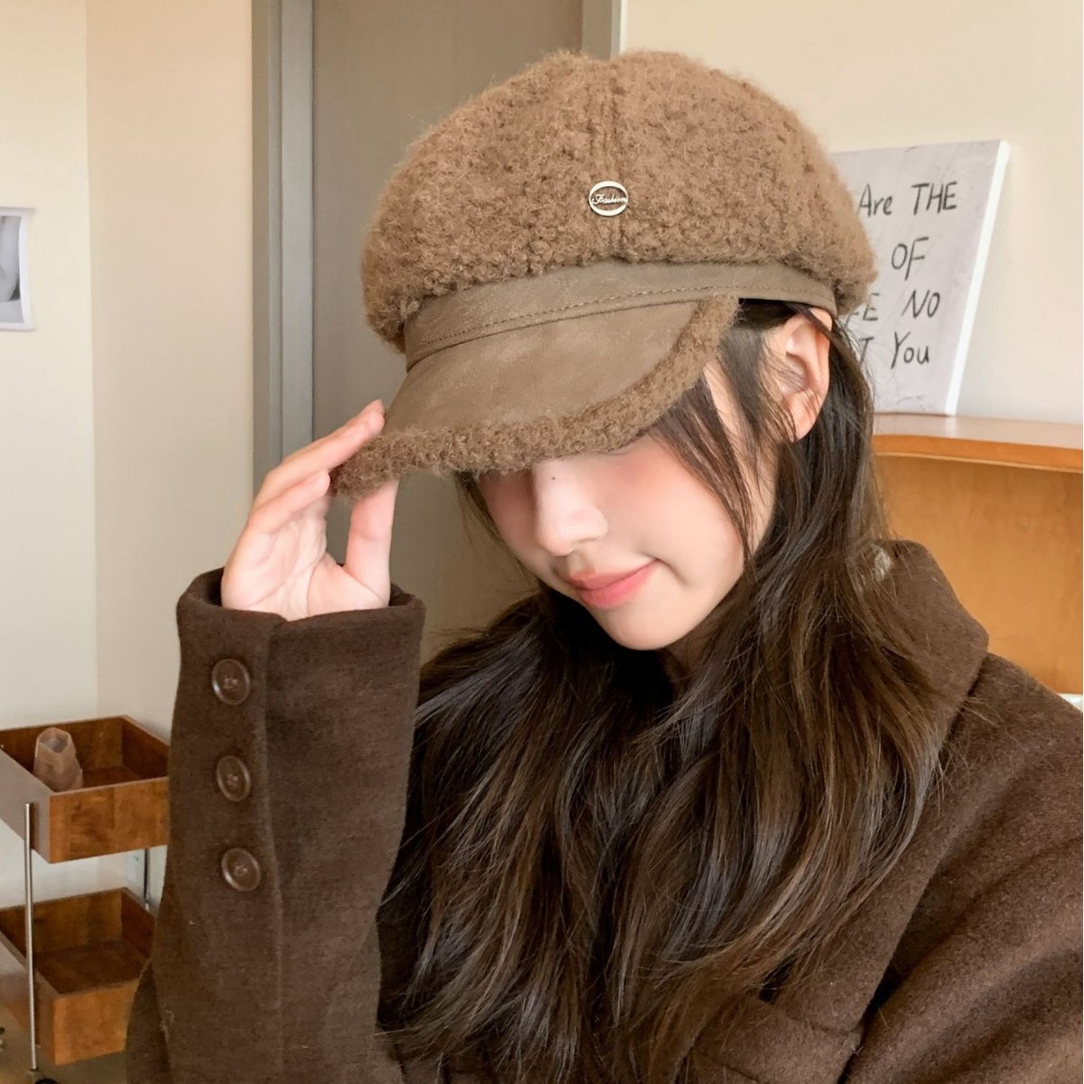 가을, 겨울 새로운 스타일 여성 양고기 벨벳 따뜻한 방풍 팔각형 모자 유행 금속 라운드 라벨 가죽 브림 모피 가장자리 오리 모자