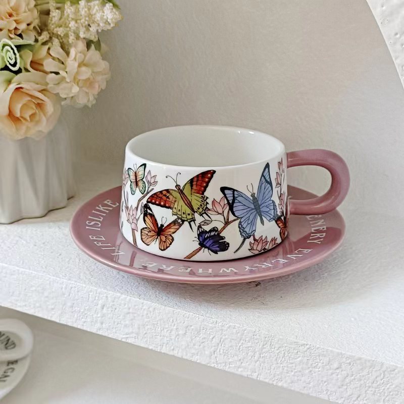 Francés retro flores púrpura mariposa nicho lujo ligero taza de café de alta calidad taza de agua exquisita taza de cerámica de té de la tarde plato
