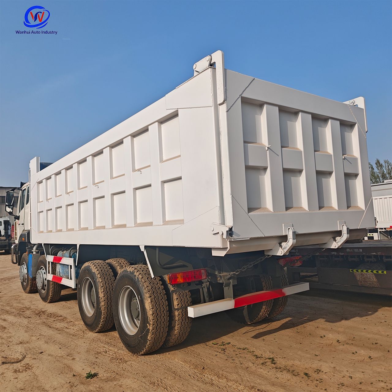 Sinotruk Howo Nx8×4 Dump Truck, 400 Horsepower, 90% New, Front Four-Wheel Drive, Rear Eight-Wheel Drive, Sand and Gravel Transport Vehicle