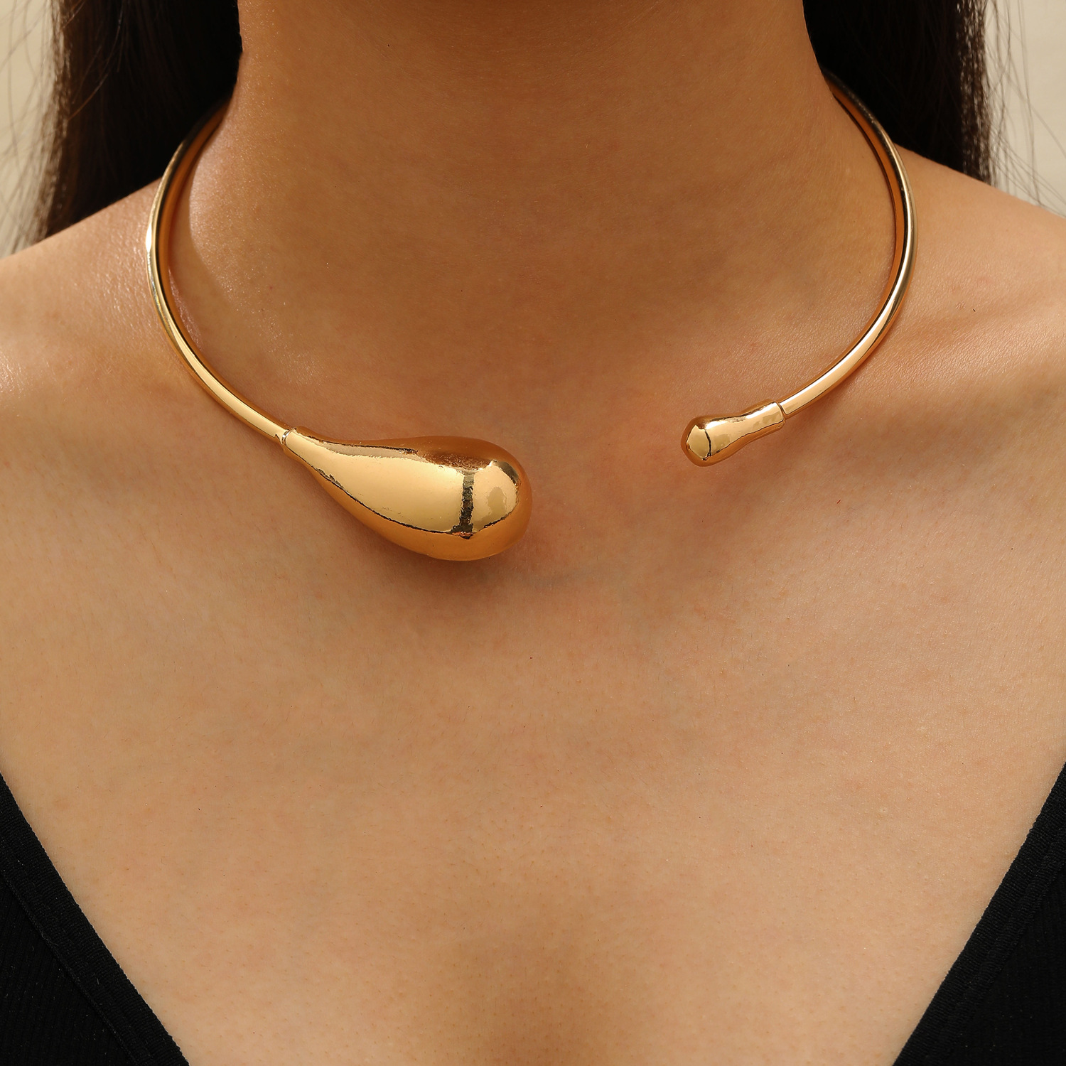 Small design minimalistic golden choker drop-shaped