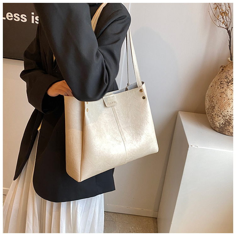 The new 2024 autumn collection features a retro, simple, large-capacity, solid-color, fashionable and individual single-shoulder underarm tote women's bag undefined