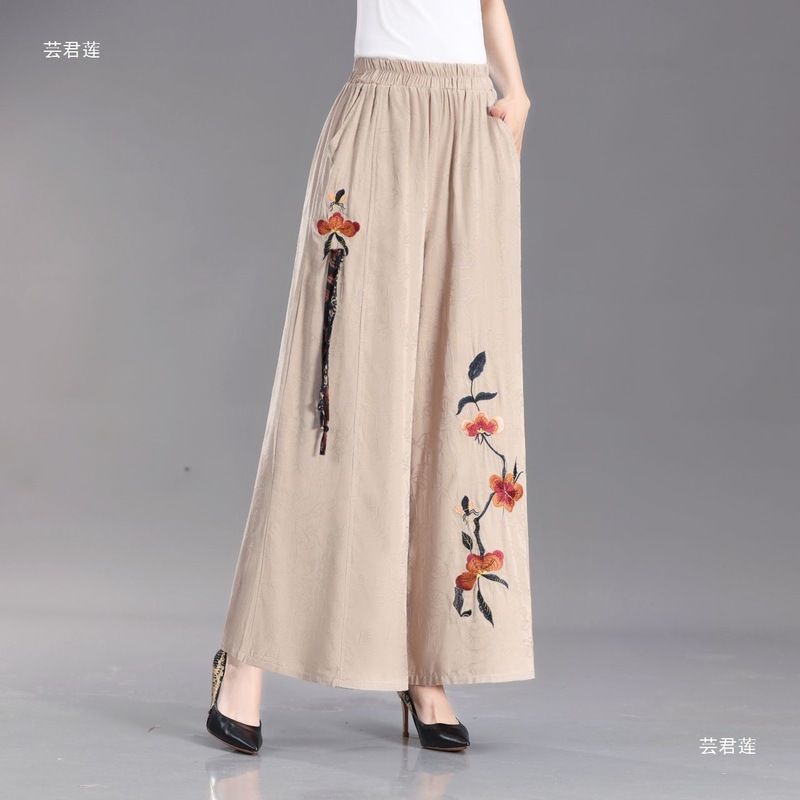 お母さんのズボンの夏はゆったりしています。|undefined
