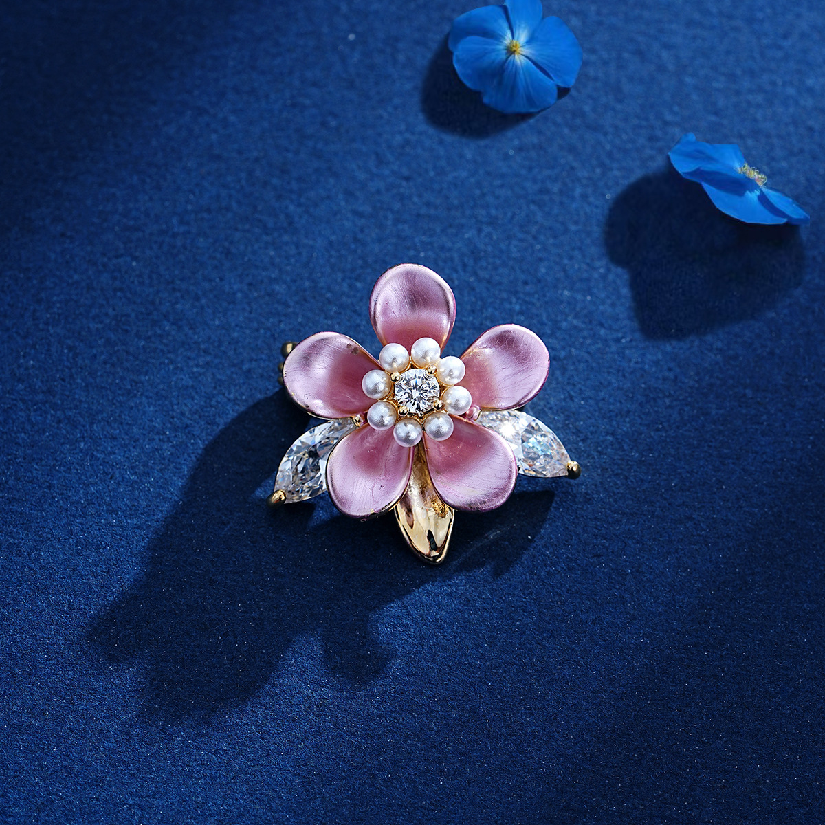 Broche camélia violet en émail et perles pour femme, nouveau modèle 2025, luxueuse et élégante, d'une qualité exceptionnelle._voghion.com