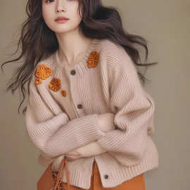 2026年秋设计感费尔岛重工杏色刺绣花朵针织毛衣外套女长袖宽松型