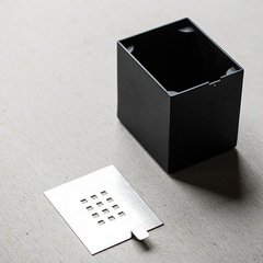 四方の鉄の芸は水を建てて蓋のお茶を持ってデスクトップのお茶のかすのかめを洗います。