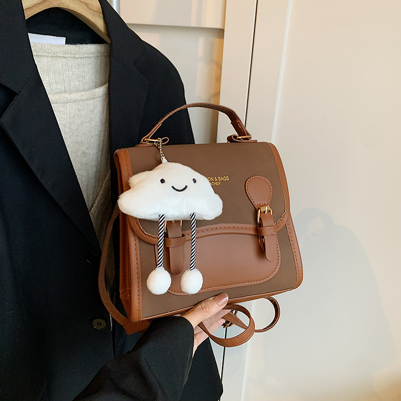 펜던트가 달린 커피 색상