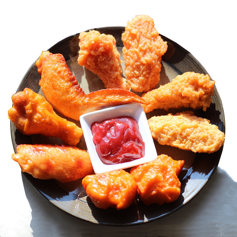 Venta al por mayor de fábrica de modelos de comida realistas: papas fritas, muslos de pollo, alas, garras de cangrejo estilo Orleans, modelos de comida frita, accesorios realistas de alta calidad.