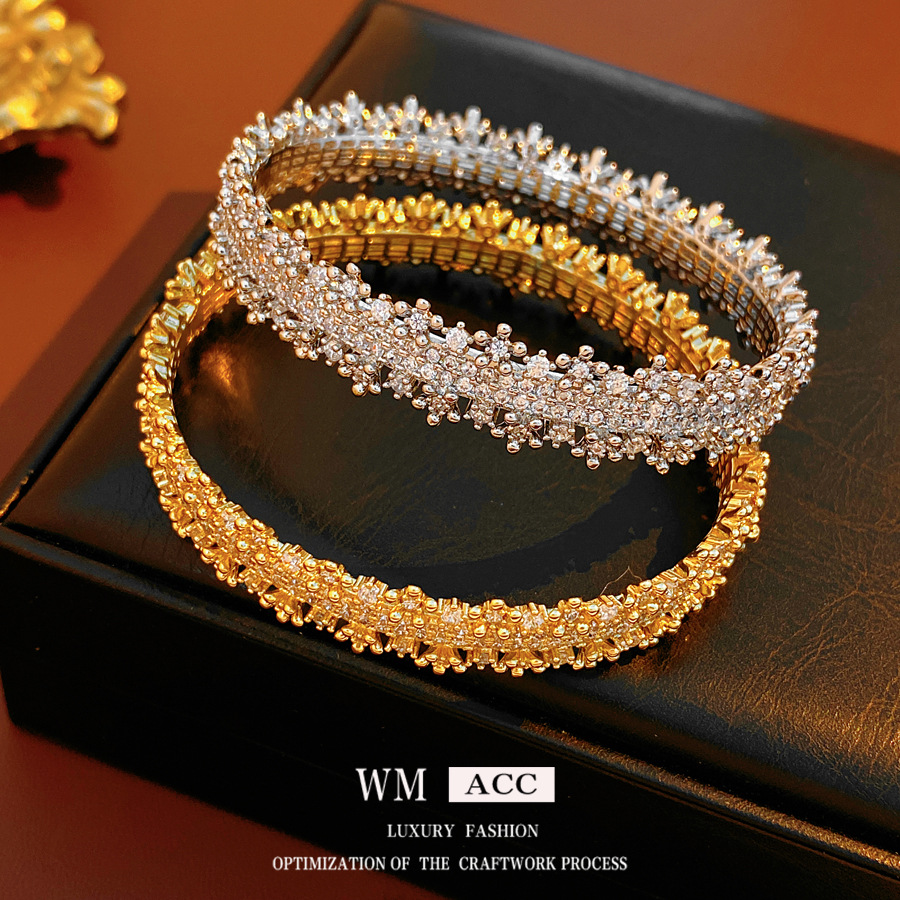 Oro real eléctrico de diamante encaje hueco pulsera de fijación temperamento pulsera de lujo ligera alta sensación de joyería al por mayor