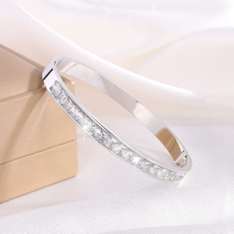 Brazalete de acero de titanio de diamantes de moissanita pulsera galvanizada al vacío de niñas de alta calidad de la moda europea y americana no se desvanece pulsera