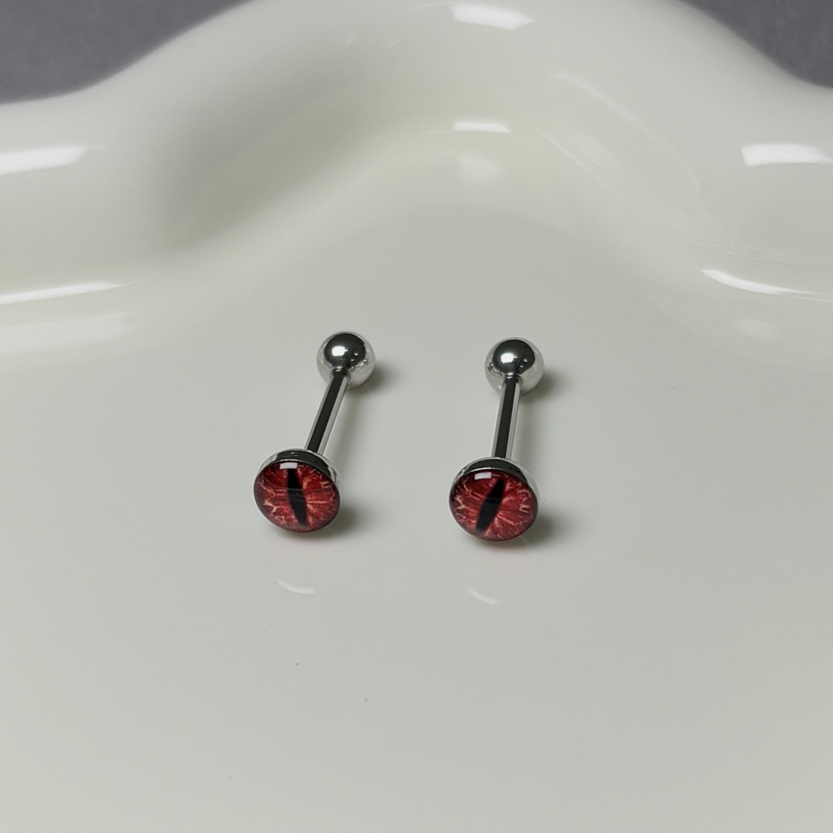16G labret stud size and finish detail