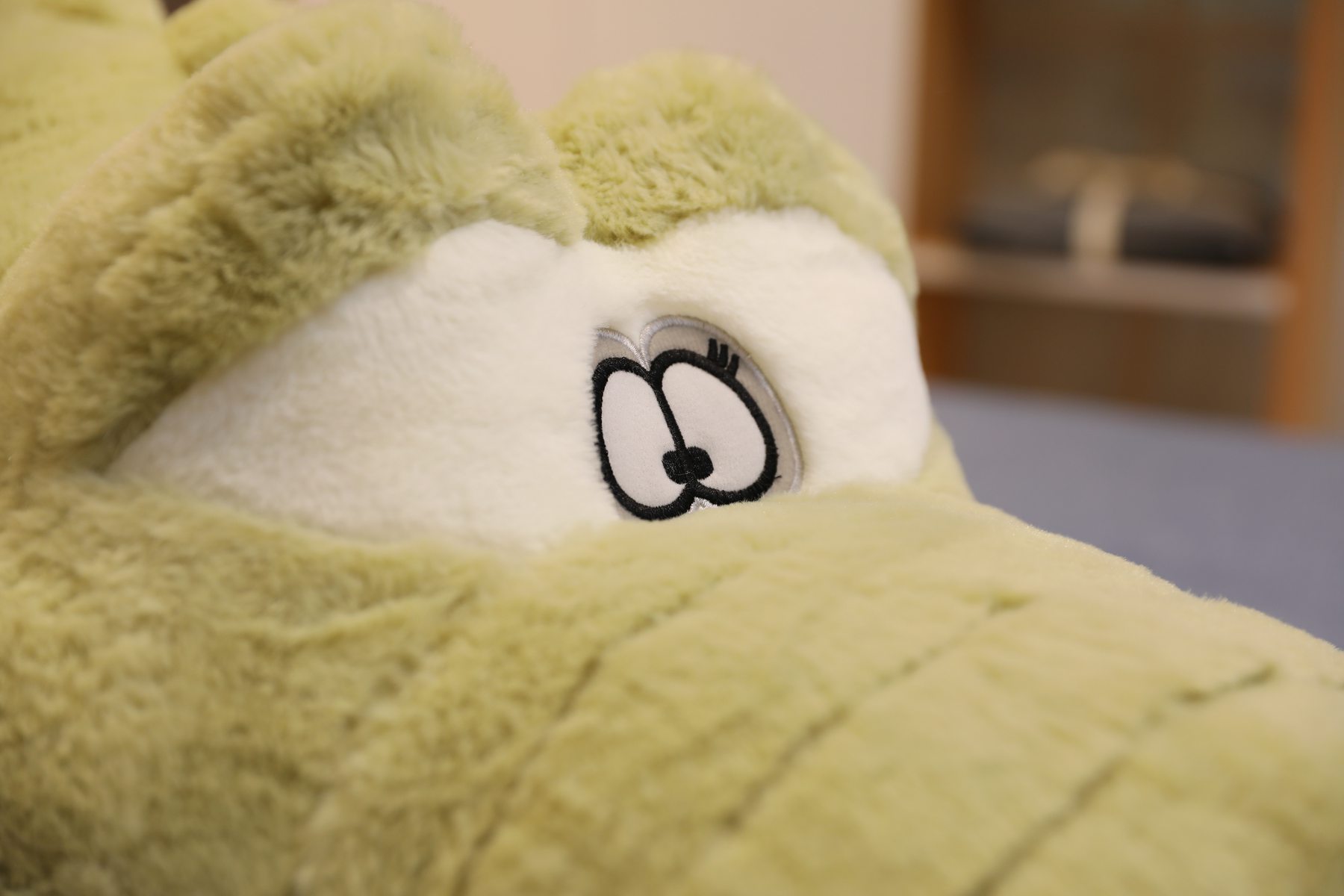 Grote pluche krokodil knuffel voor kinderkamer en bed_voghion.com