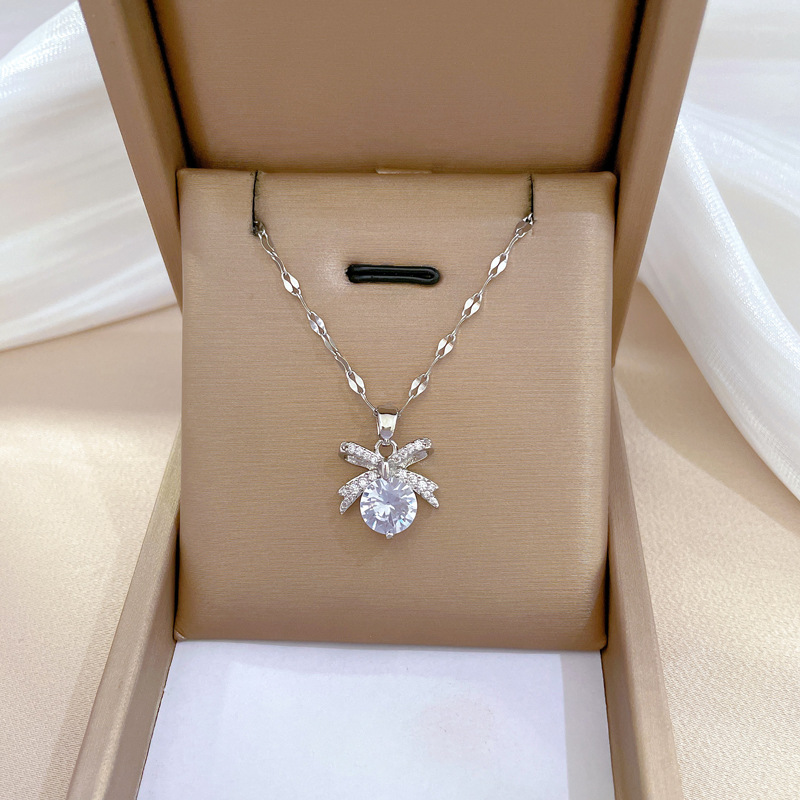 [Titanstahl] Leichtes und luxuriöses Temperament, wunderschöne Halskette mit Fliege-Anhänger, weibliche Internet-Berühmtheit,_voghion.com