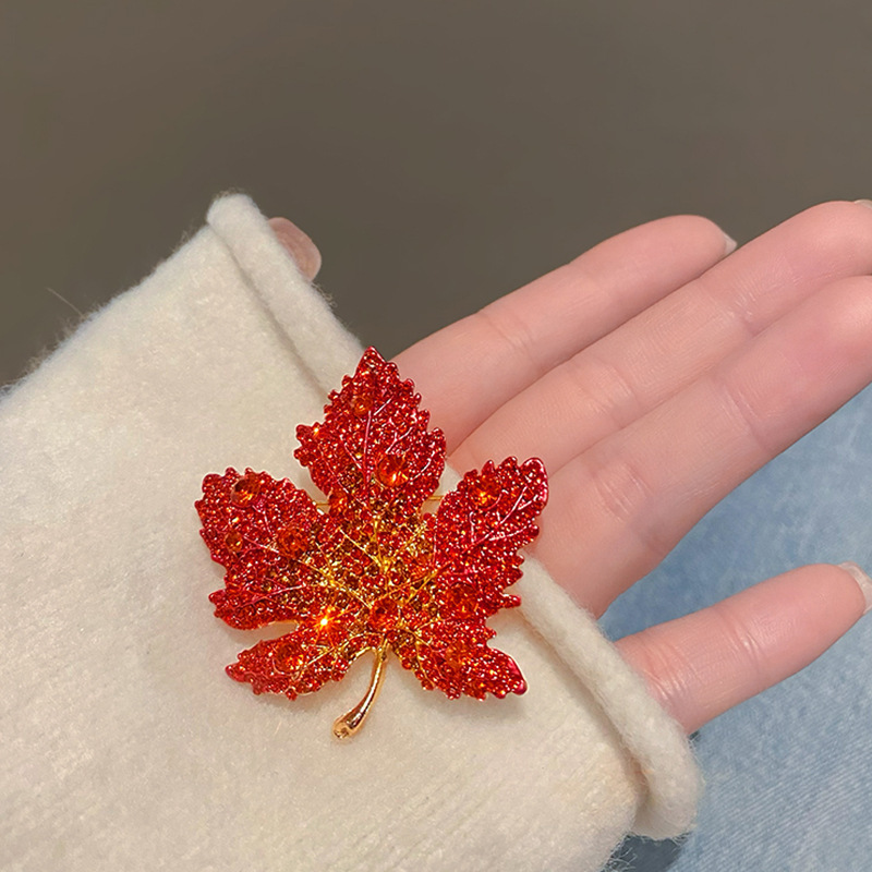 Luxury Maple Leaf Brooch With Full Diamond Inlay For Women_voghion.com