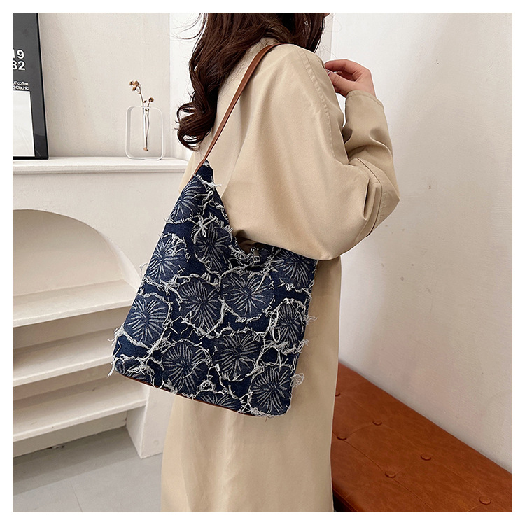 Women's Large Denim Flower Basic Square Zipper Shoulder Bag display picture 15