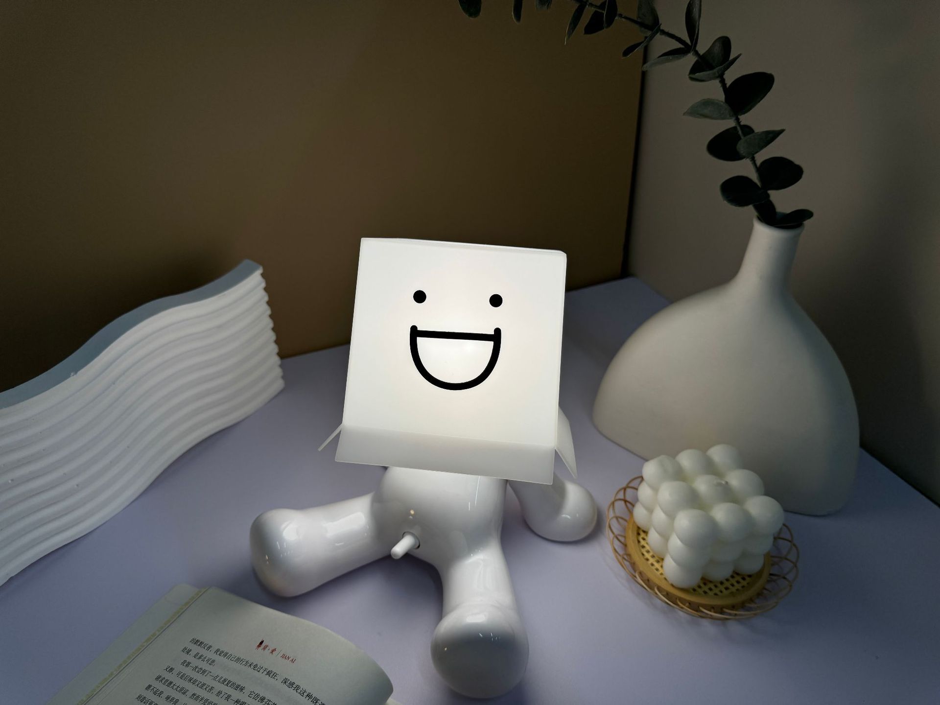 Sentado tímido niño lámpara de escritorio cara cuadrada tímida lámpara de noche regalo de carga creativa divertida lámpara de cabezal de cama divertida