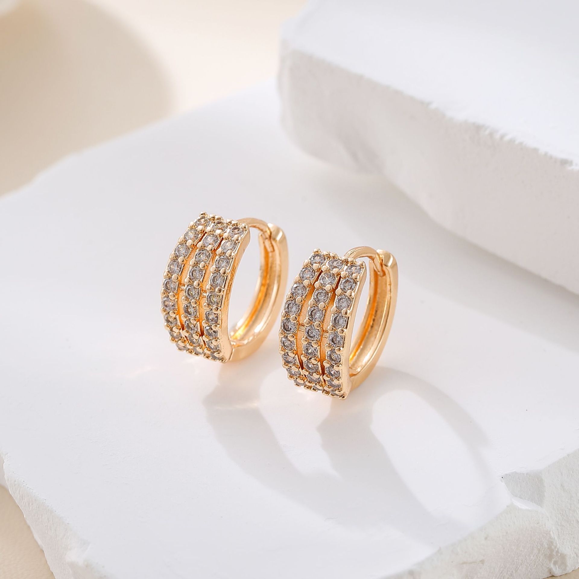 Europa y los Estados Unidos transfronterizos micro aretes de zirconio ligero nicho de lujo diseño único de bucles de orejas simple aretes de alta sensación