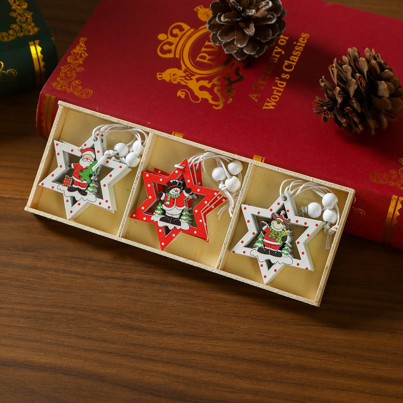 木製のクリスマスのペンダントクリスマスツリーのペンダントクリスマスの小さなプレゼントの木箱はクリスマスの装飾品を飾っている|undefined