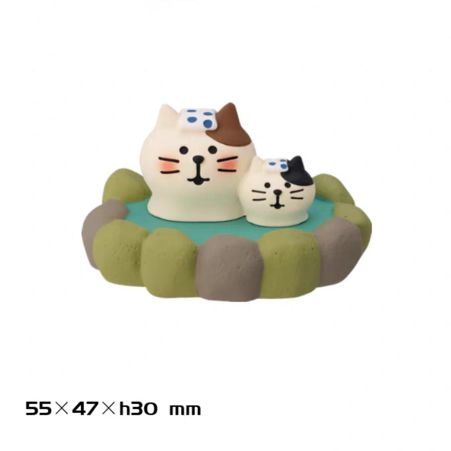 온천에 목욕하는 부모와 자식 고양이