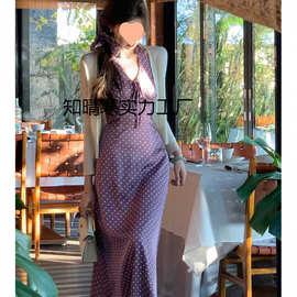 紫色波点露背挂脖连衣裙女夏季高级感修身裙子辣妹风收腰包臀长裙