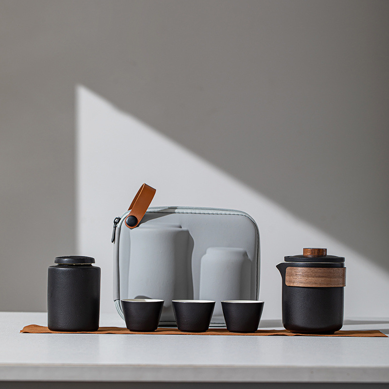 Mo Xuan with tea jar-Yahei