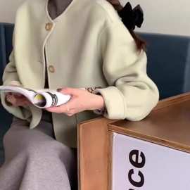 绿色短款毛呢外套女2023新款小个子冬季韩系穿搭欧货羊绒大衣