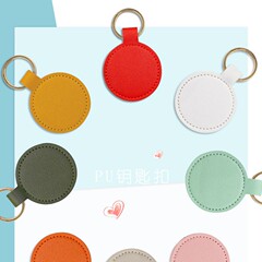かばんのキーホルダーは男女革のキーホルダーです。
