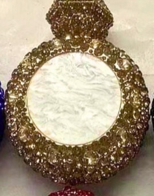 Diamante dorado de fondo dorado
