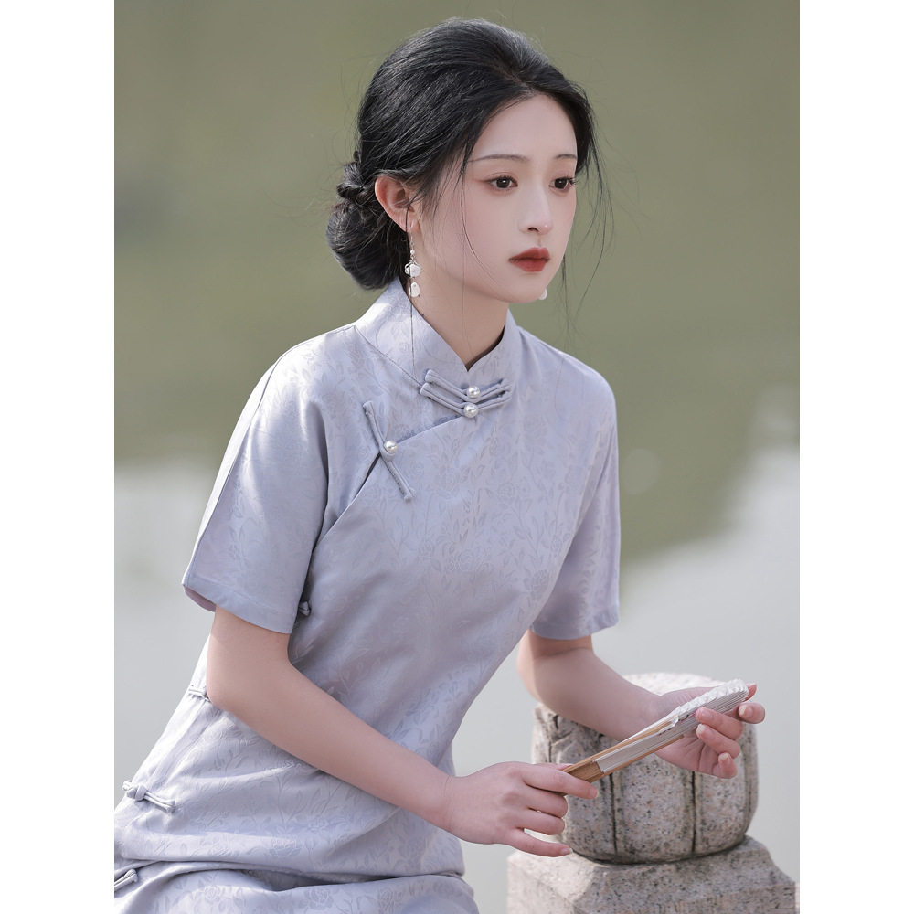 A modernized version of the Qingyun brocade cheongsam, perfect for young women of the Republic of China era. The low-slit design and traditional style make it suitable for everyday wear by college students.