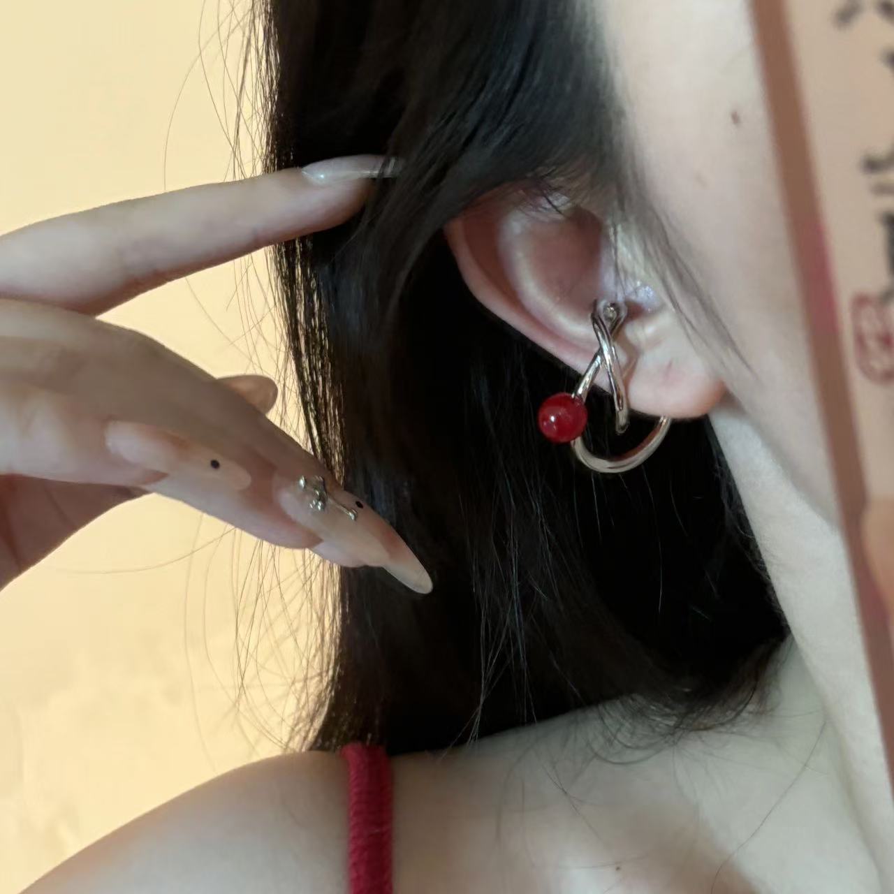 Dulce y fresco, doble capa enrollada, cuentas redondas rojas, pinza para la oreja sin orejas, nicho femenino, viento frío, pendientes geométricas retorcidas