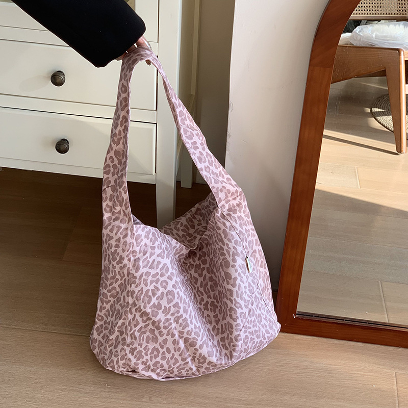 Bolsa de lona portátil, nuevo estilo coreano de patrón de leopardo, nicho casual, bolso de hombro de gran capacidad.