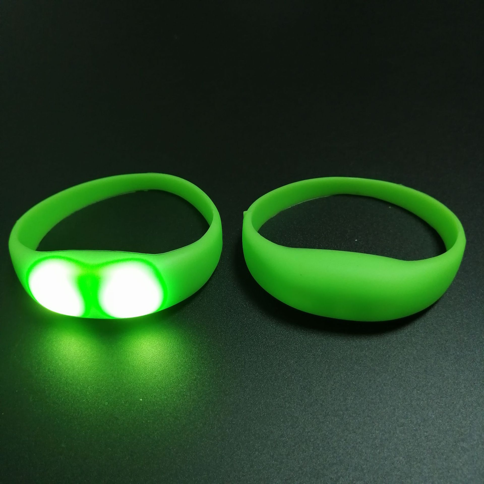 8 colores opcionales de control de voz de silicona pulsera luminosa logotipo personalizado regalo de concierto prop led pulsera luminosa botón