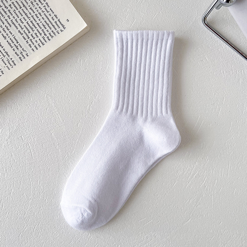 Otoño nuevos calcetines blancos de las mujeres deportes casual alto elástico color sólido media pantorrilla longitud calcetines de algodón negro Zhuji venta al por mayor