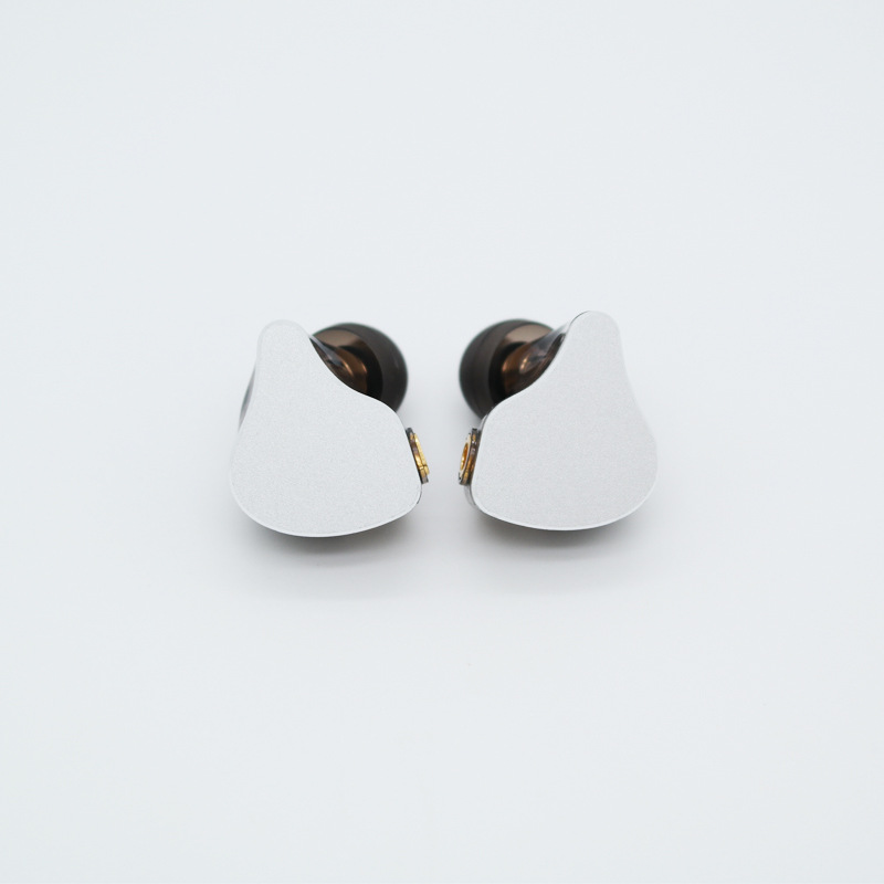 Venta caliente MMCX enchufable móvil bobina en-oído auriculares cabeza de tres-frecuencia balanceado sonido suave HiFi Monitor