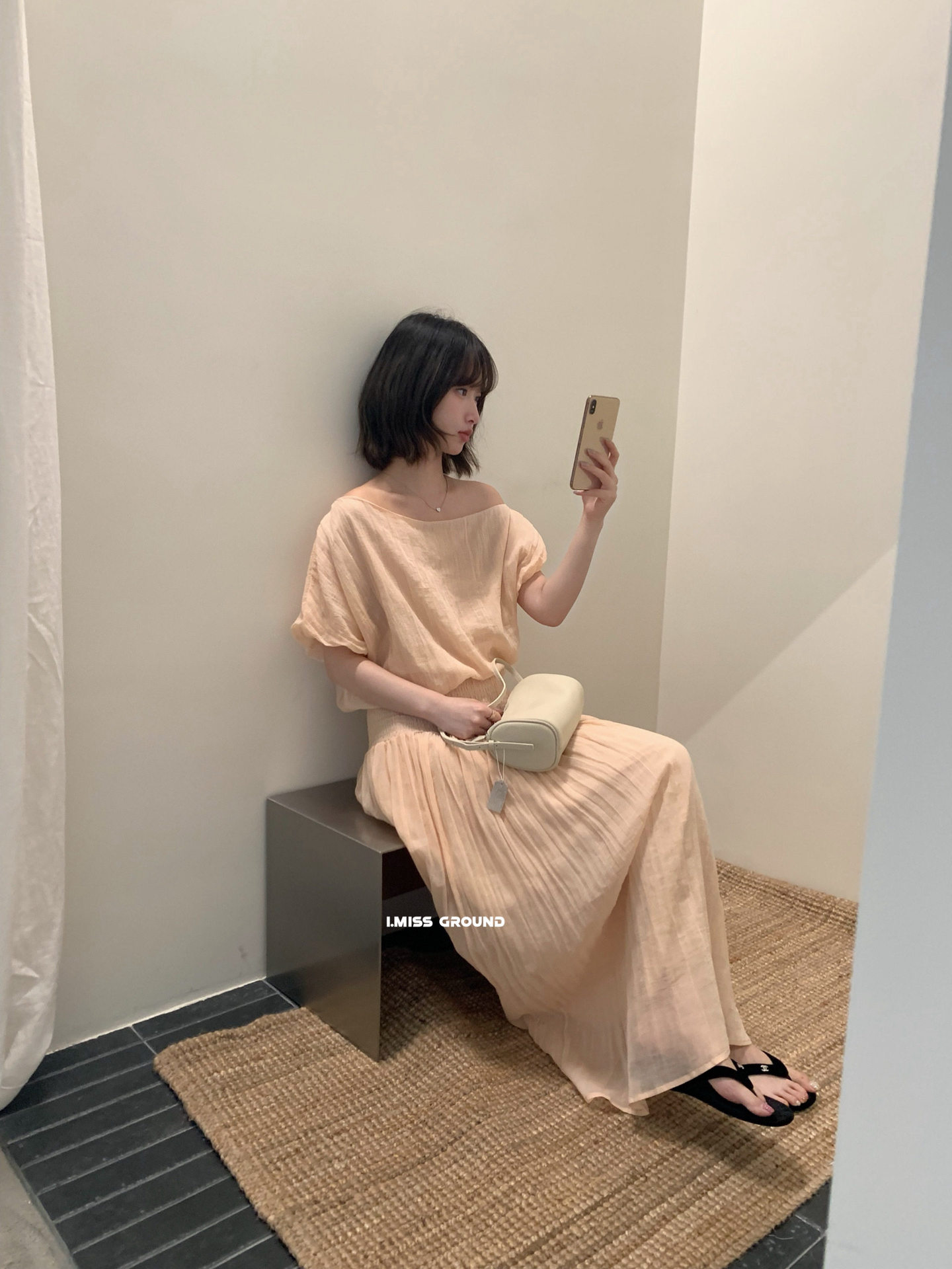Bộ áo sơ mi lệch vai ngắn tay kết hợp chân váy xếp ly nữ tính phong cách Hàn Quốc — Áo sơ mi trắng, Áo sơ mi hồng cam, Chân váy hồng cam, Trắng nửa váy chi tiết 17