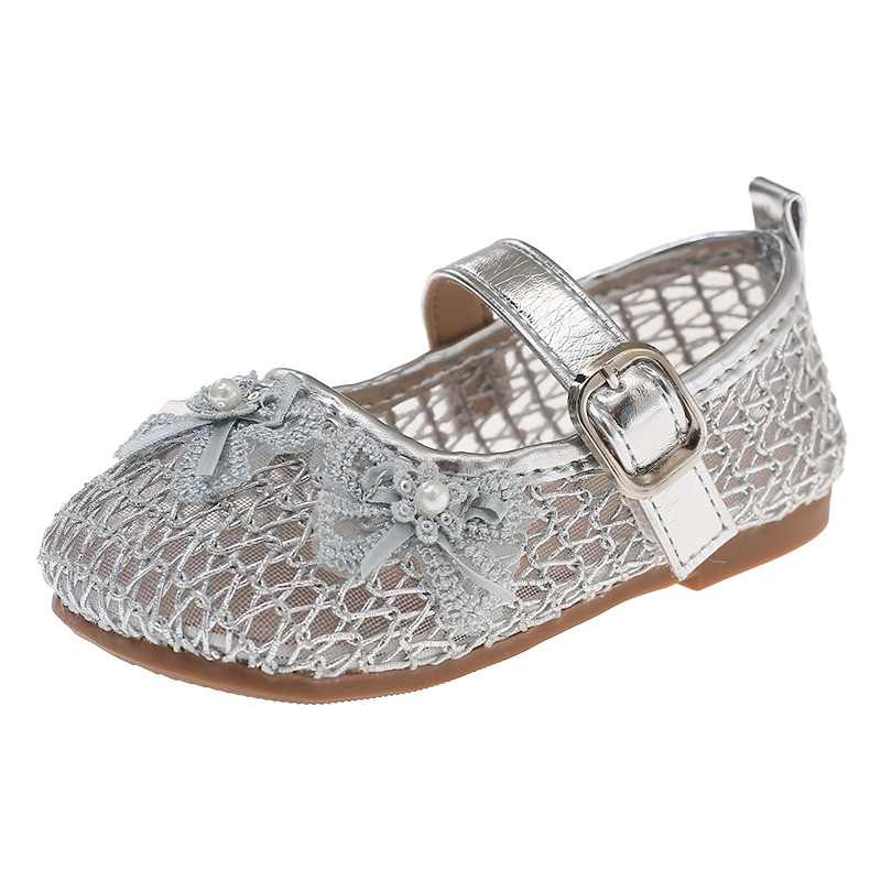 Niñas sandalias Baotou 2026 verano nuevo estilo de moda infantil zapatos de princesa universal arco de perla hueco zapatos simples