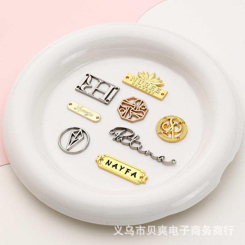 金属标牌缝线铝合金腐蚀高光拉丝印刷铭牌服装烤漆冲压标识牌logo
