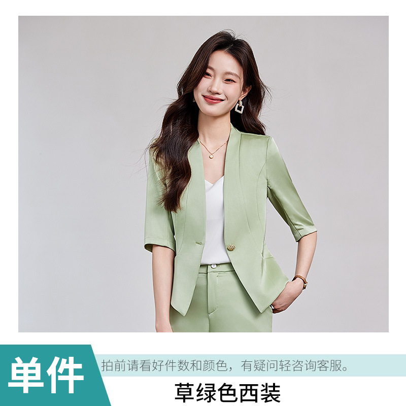 잔디 녹색 정장