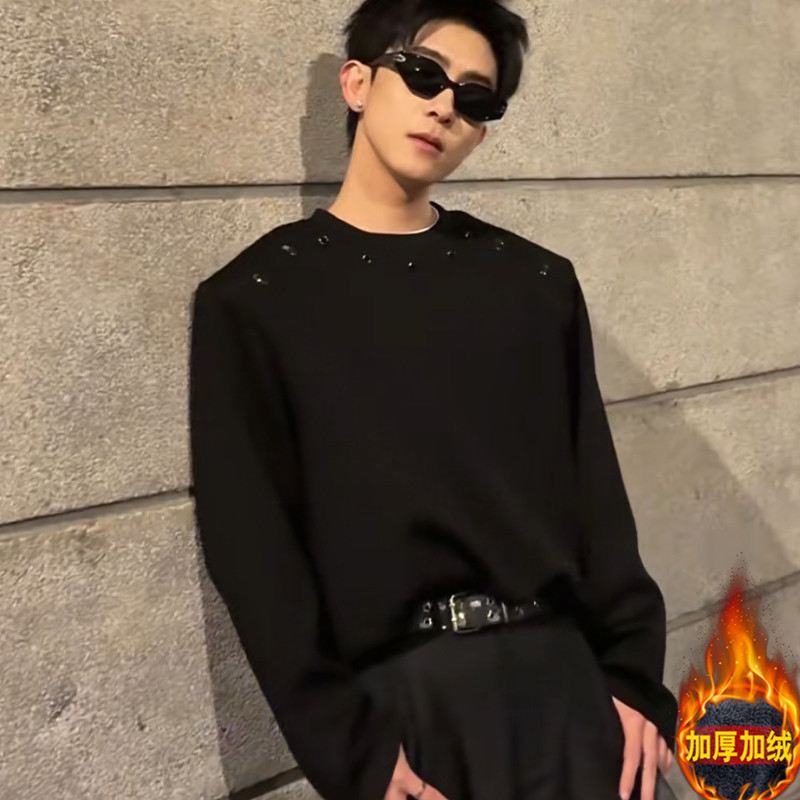 Black studded shoulder pad fleece-lined t-shirt for men, designed for autumn and winter wear, long-sleeved t-shirt with thickened base layer