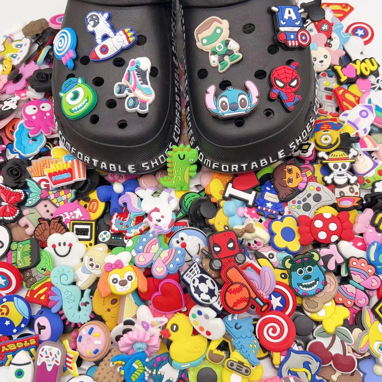 Lote Mixto de 100 Accesorios Únicos y No Repetidos para Crocs, Dijes de Goma Suave de PVC para Zapatos, Cordones para Zapatos