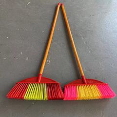 2色の木の竿のプラスチックは5列のほうきの柔らかい毛のゴムを掃いて清潔な用品の木の柄のほうきの学校の部門を掃除します。