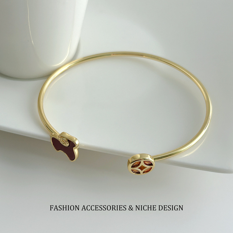 Gold glossy wine-red sheep coin bracelet, exquisite, lightweight, versatile, high-end, fashionable, suitable for work, unique and niche Gold glossy wine-red sheep coin bracelet, exquisite, lightweight, versatile, high-end, fashionable, suitable for work, unique and niche
