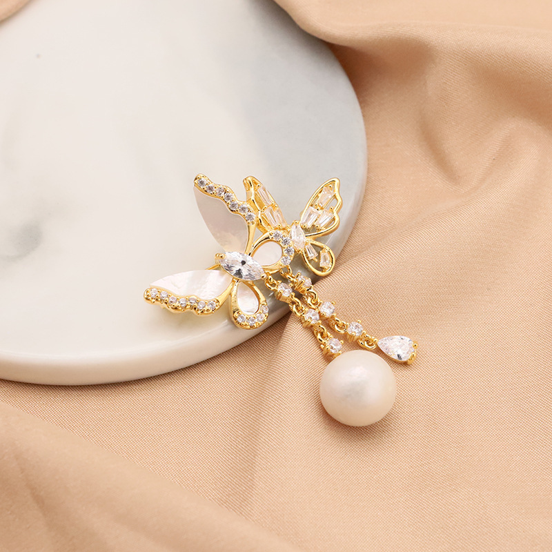 Estilo japonés y coreano ~ broche de perlas de agua dulce natural mariposa micro con incrustaciones de circón accesorios de temperamento de alta calidad chapado en oro de 18K